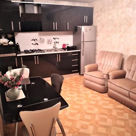 Izi'S Cozy Apartment Kutaisi Bagian luar foto