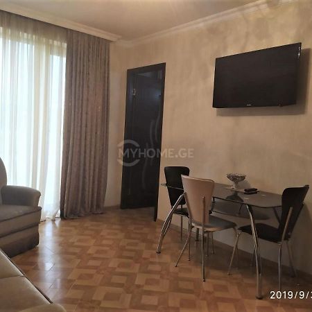 Izi'S Cozy Apartment Kutaisi Bagian luar foto