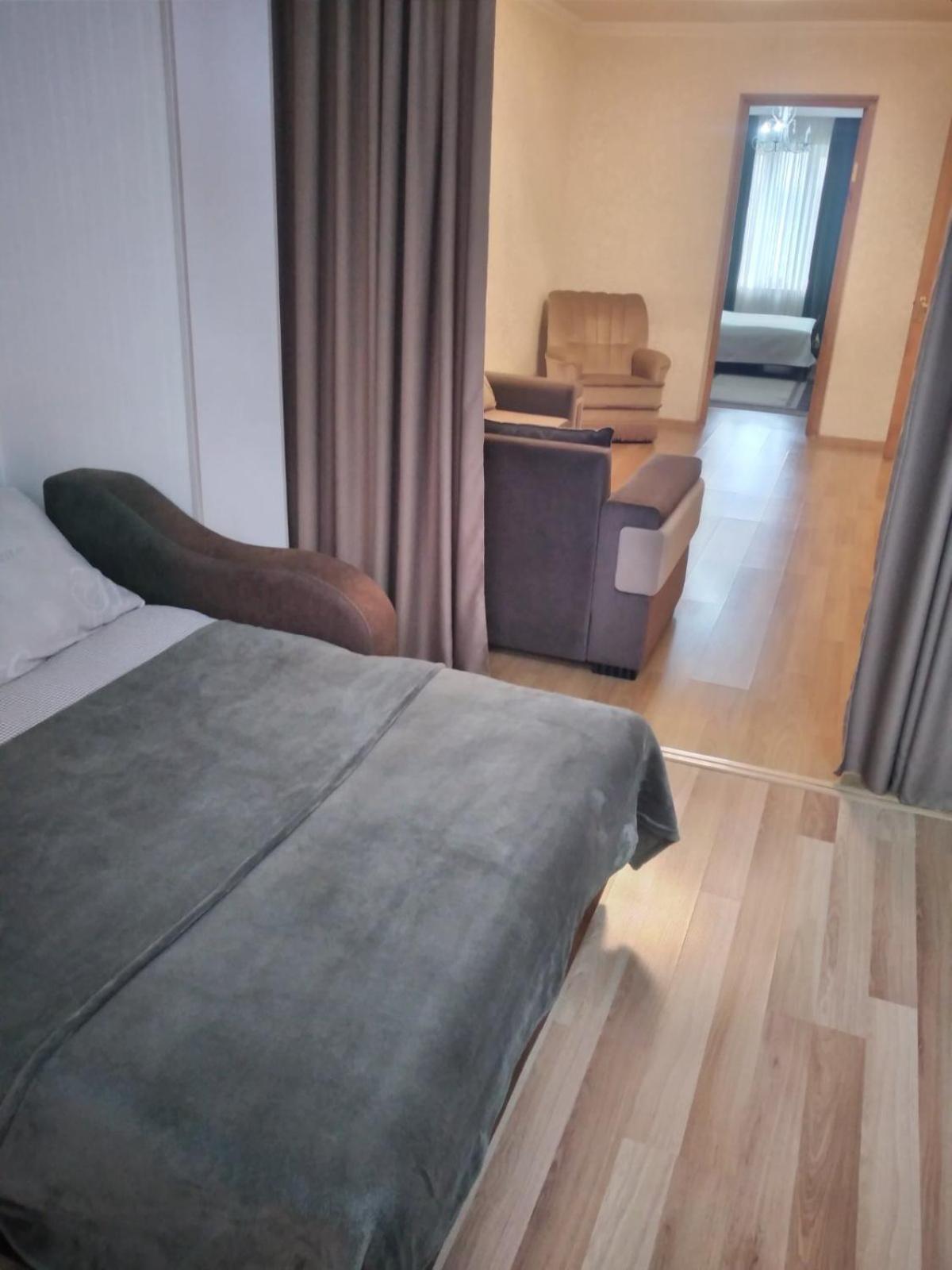 Izi'S Cozy Apartment Kutaisi Bagian luar foto